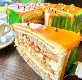 Karamelovo hrušková torta s mandlamy - 2 | Cukráreň Tasty Pezinok torty, zákusky, najlepšie torty, bezlepkové torty, cukráreň, o
