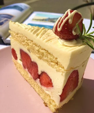 Jahodova Fraisier ( Sezonna) - 1 | Cukráreň Tasty Pezinok torty, zákusky, najlepšie torty, bezlepkové torty, cukráreň, online, o