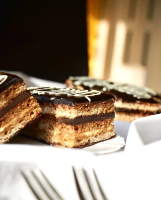Mandľová "Opera" - 2 | Cukráreň Tasty Pezinok torty, zákusky, najlepšie torty, bezlepkové torty, cukráreň, online, obchod, koláč