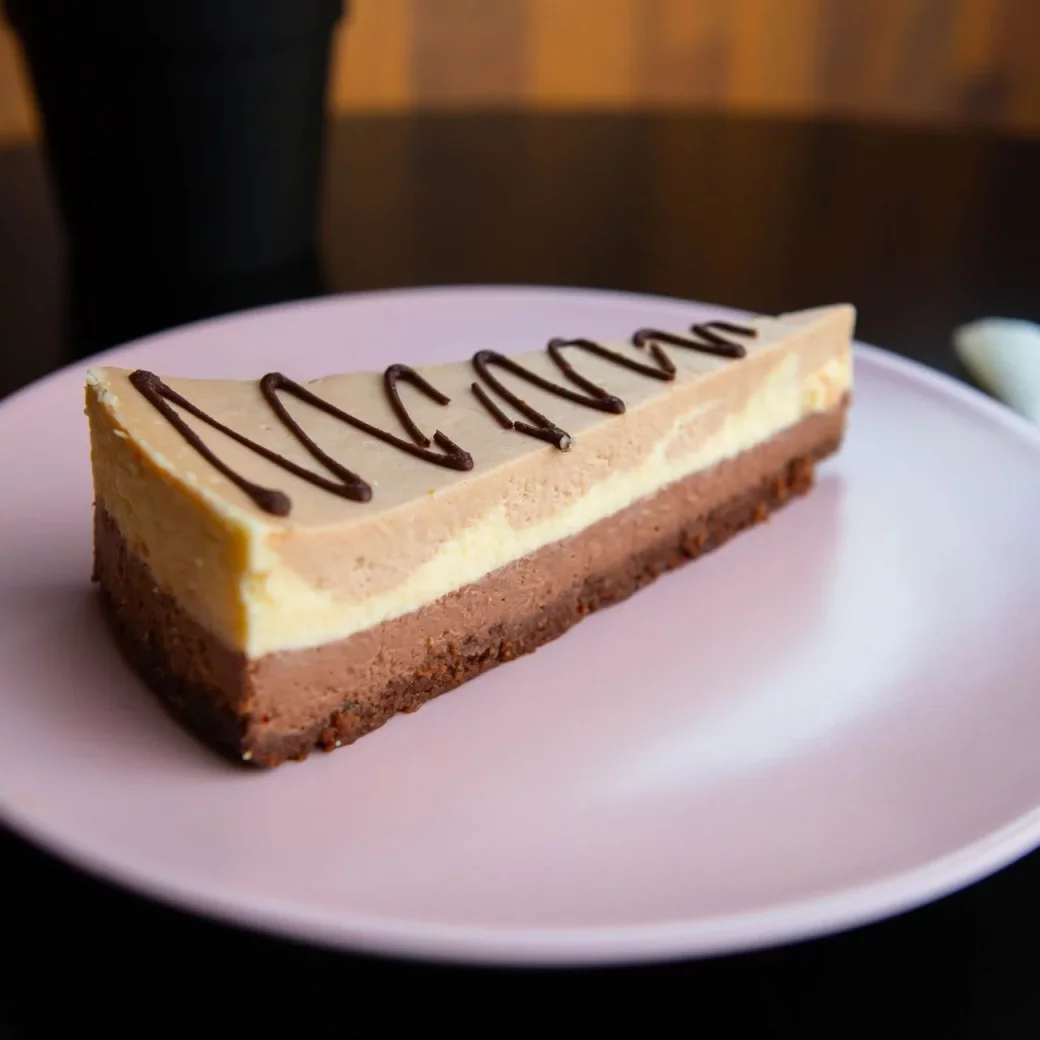 Cheesecake "Tri čokolády" - 1 | Cukráreň Tasty Pezinok torty, zákusky, najlepšie torty, bezlepkové torty, cukráreň, online, obch